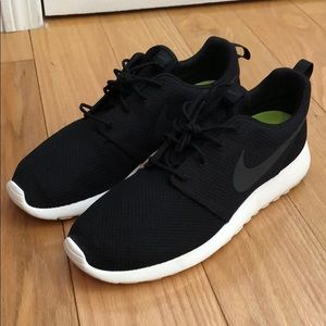 Lightly worn - Black Nike Roshe One